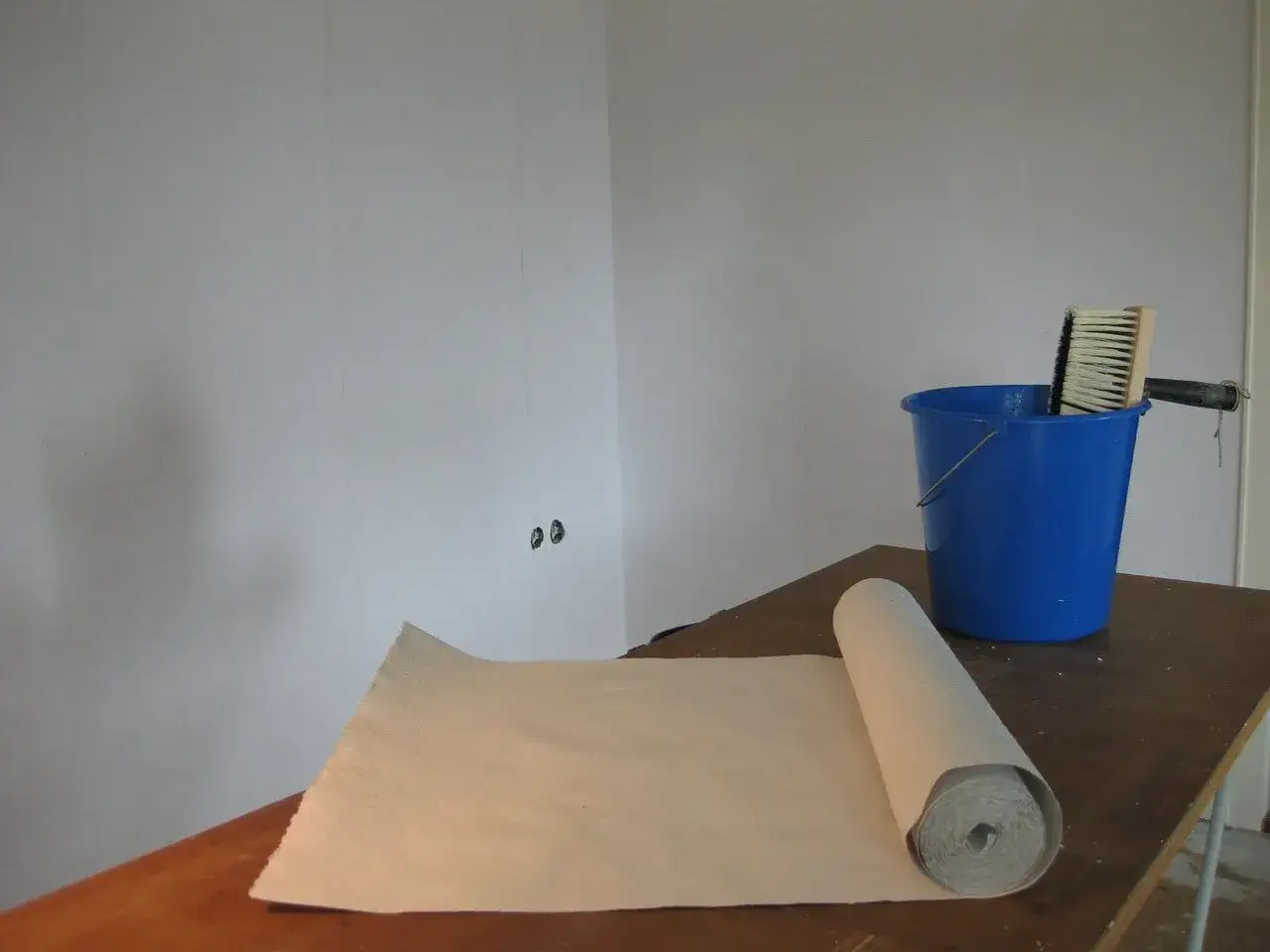 Zdjęcie Jak kłaść tapetę w narożnikach bez błędów i frustracji