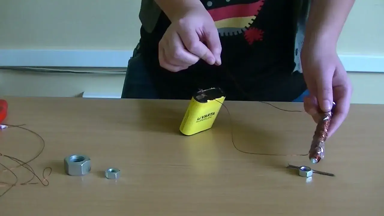 Zdjęcie Jak wytworzyć prąd z magnesu - proste eksperymenty i zasady działania