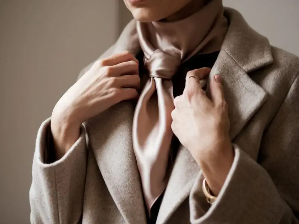 Zdjęcie Jak wiązać bluzkę pod szyją, by wyglądać elegancko i stylowo