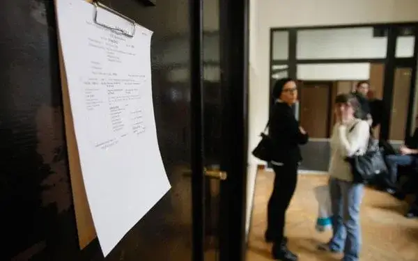 Zdjęcie Skąd sąd bierze adres? Odkryj sekrety ustalania danych pozwanego