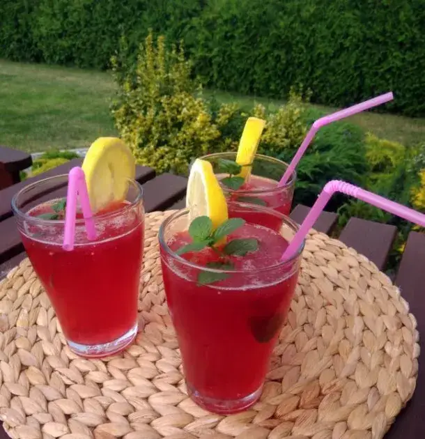 Zdjęcie Orzeźwiające drinki z Soplicą Malinową na letnie imprezy i spotkania