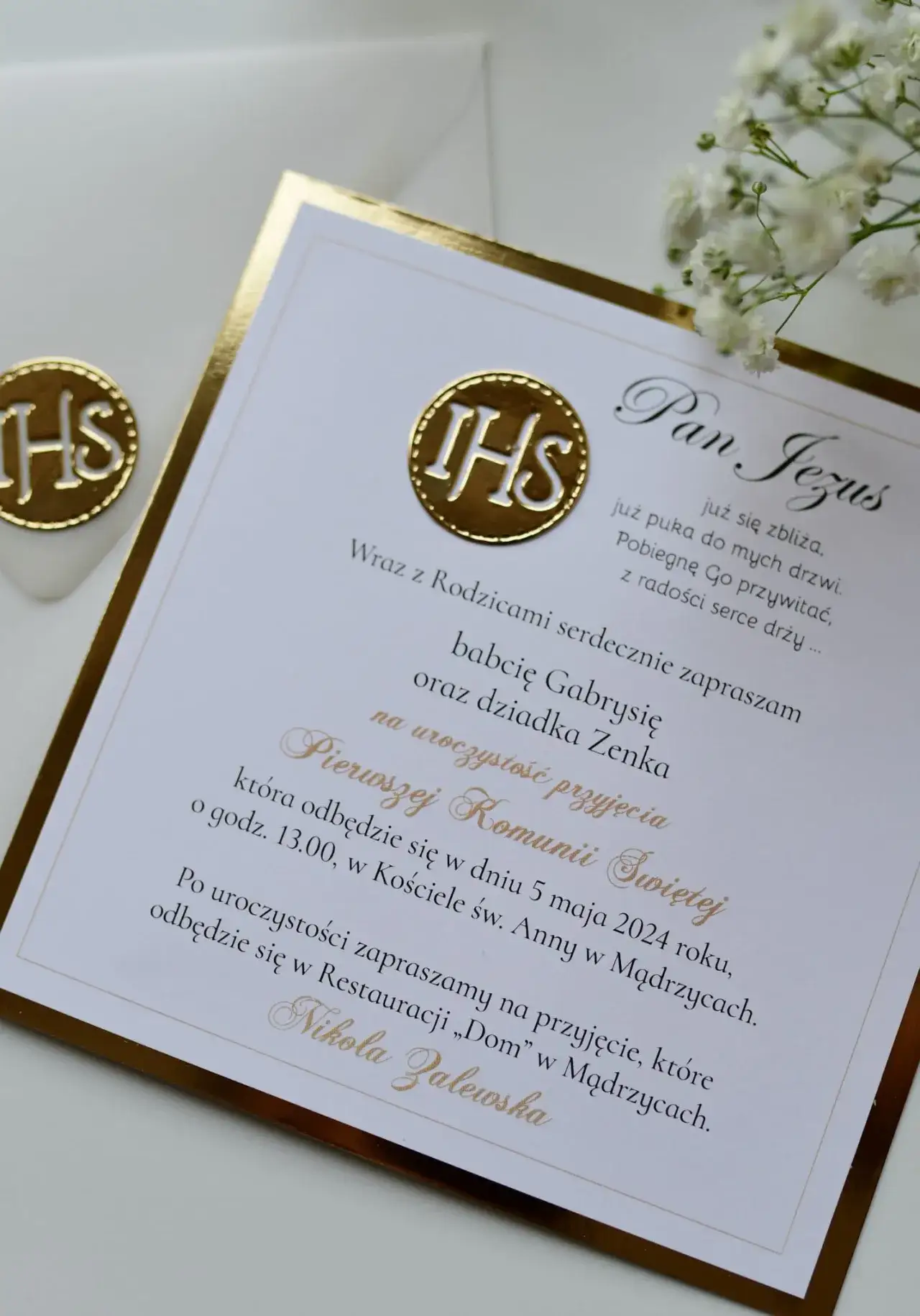 Zdjęcie Jak napisać idealne zaproszenie na komunię? Sprawdź proste i eleganckie sposoby