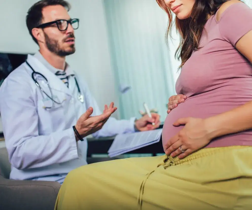 Zdjęcie Czy lekarz rodzinny może wystawić zwolnienie z kodem B w ciąży?