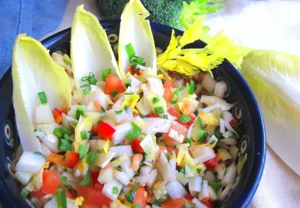 Zdjęcie Jak zrobić surówkę z cykorii, która zachwyci smakiem i zdrowiem