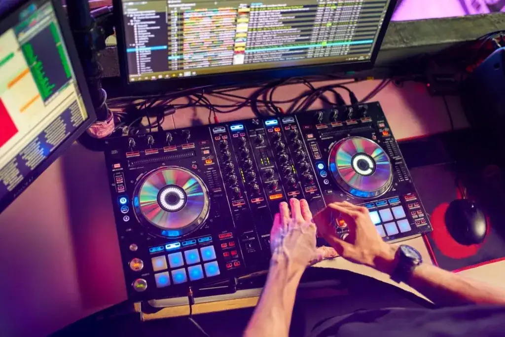 Zdjęcie Skąd DJ bierze muzykę? Legalne źr&oacute;dła i porady