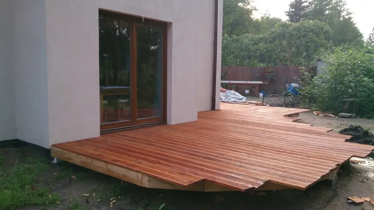 Zdjęcie Budowa tarasu drewnianego: pozwolenie czy zgłoszenie? Fakty