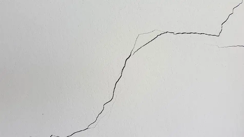 Zdjęcie Naprawa pęknięć na ścianie: 5 skutecznych metod krok po kroku