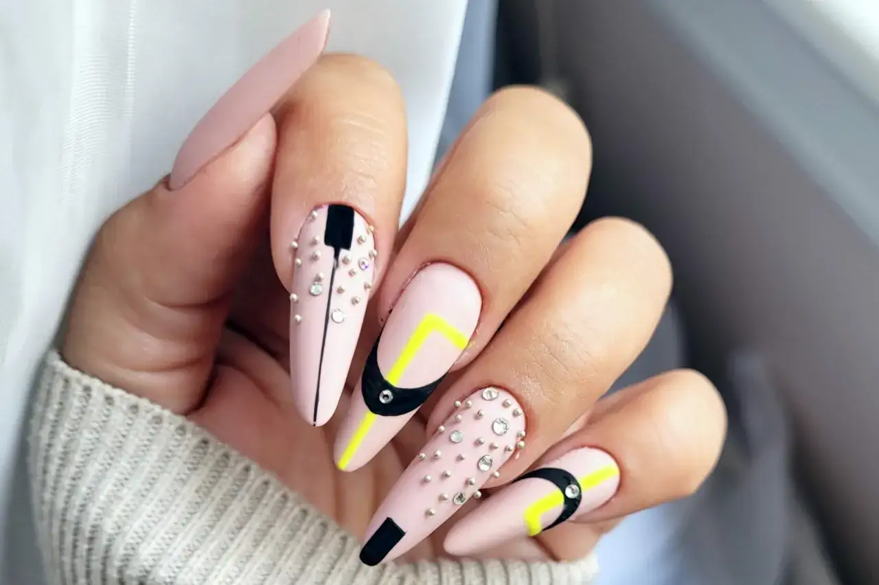 Zdjęcie Jak przykleić kryształki na paznokcie, aby uzyskać trwały efekt