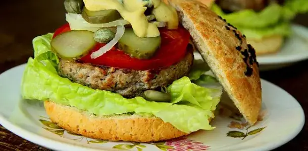 Zdjęcie Co dać do hamburgera, aby był wyjątkowo smaczny i soczysty?