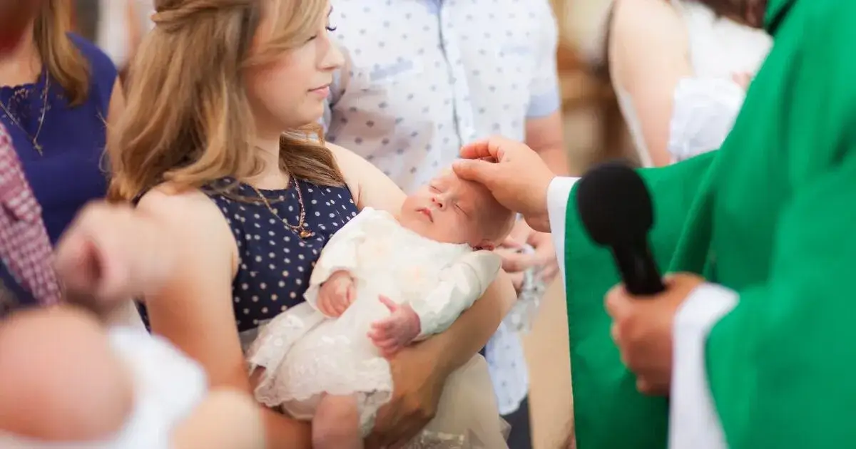 Zdjęcie Ile dać na chrzciny? Sprawdź, co jest odpowiednie i mile widziane
