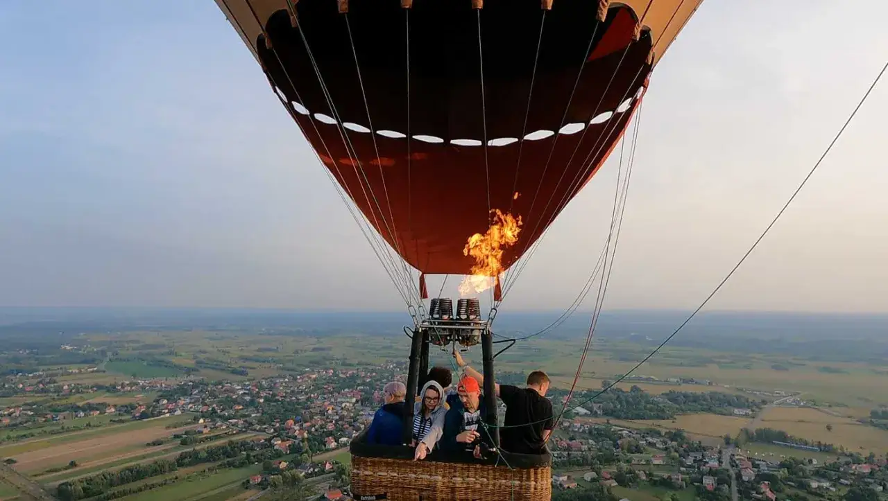 Zdjęcie Ile kosztuje lot balonem w Polsce: kompletny cennik i porównanie ofert