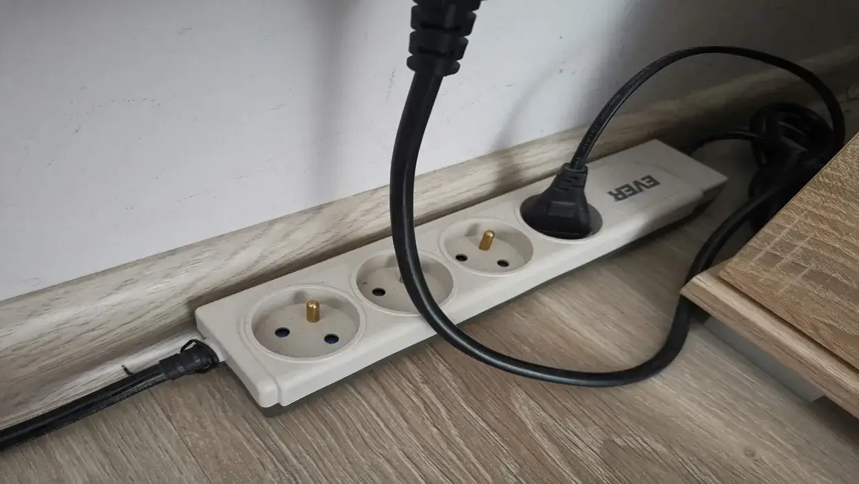 Zdjęcie Czy listwa antyprzepięciowa naprawdę chroni przed piorunem? Sprawdź!