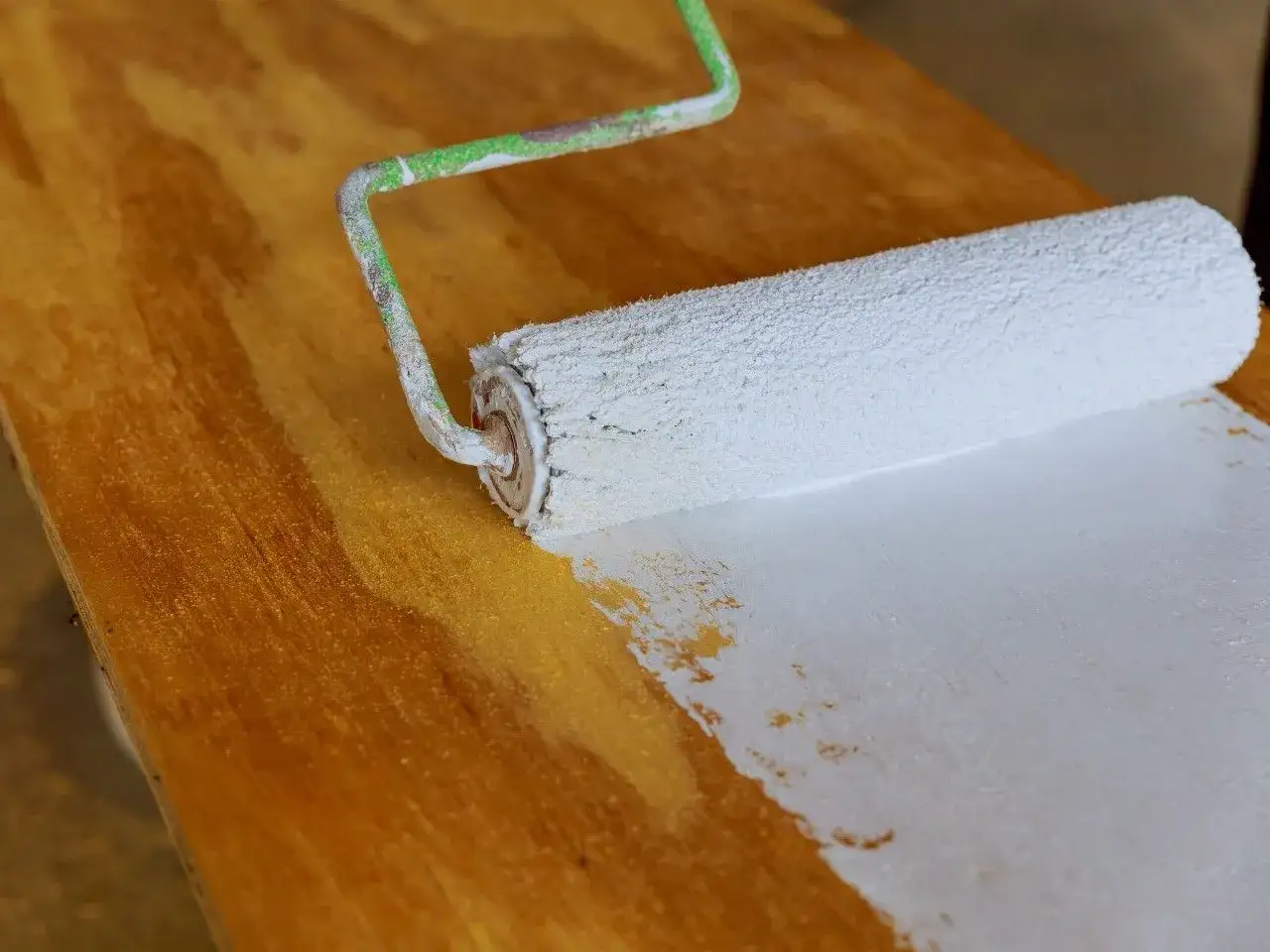 Zdjęcie Jaki wałek do malowania mebli wybrać, aby uniknąć smug i zacieku?