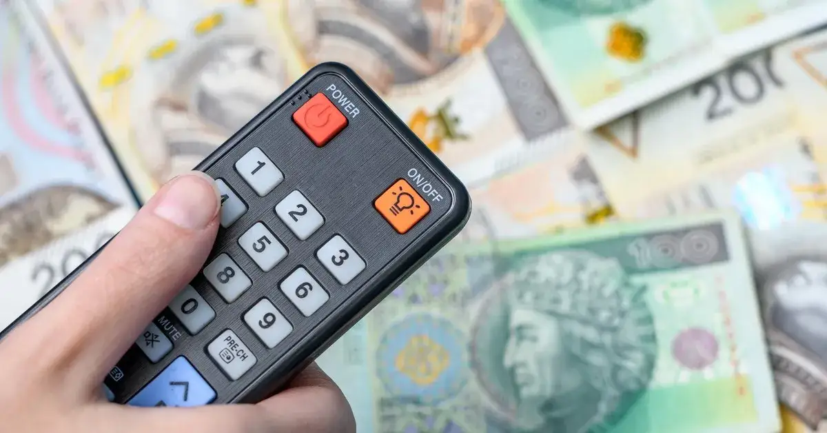 Zdjęcie Jaka kwota emerytury zwalnia z abonamentu rtv? Sprawdź, kto zyskuje.