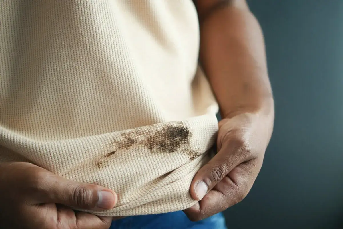 Zdjęcie Skuteczne sposoby na usunięcie tłustej plamy z bluzy w kilka minut