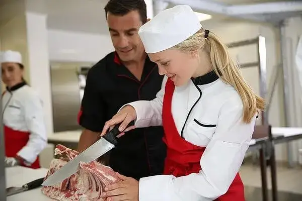 Zdjęcie Dlaczego kucharze mają wysokie czapki? Odkryj ich tajemnice i znaczenie