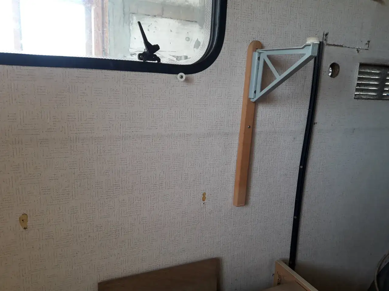 Zdjęcie Co na ściany przyczepy kempingowej? Odkryj najlepsze materiały i porady