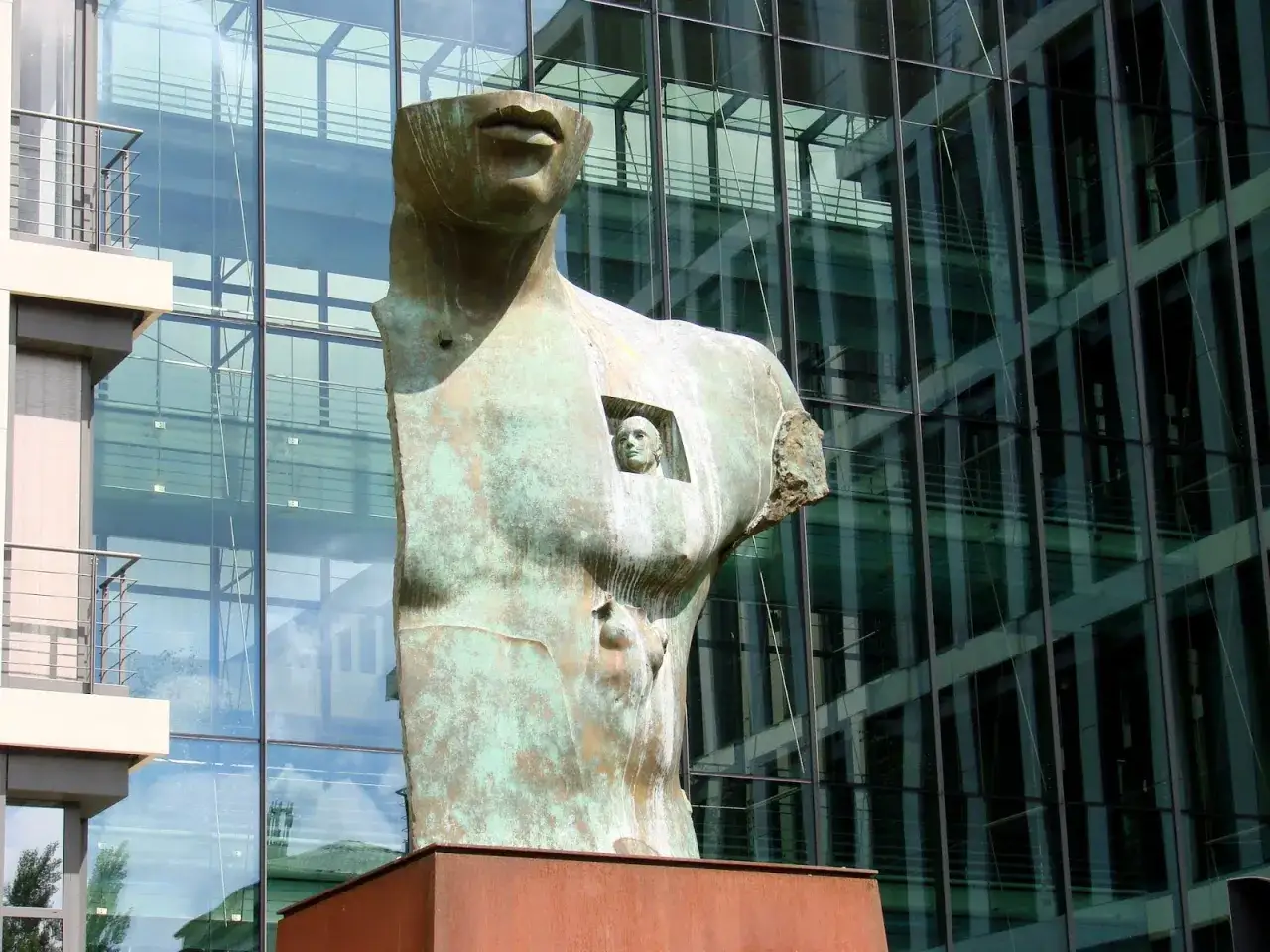 Zdjęcie Mitoraj w Warszawie: Odkryj niezwykłe rzeźby i ich lokalizacje