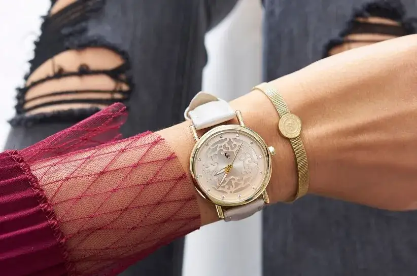 Zdjęcie Jak nosić bransoletkę i zegarek, aby wyglądać stylowo i elegancko