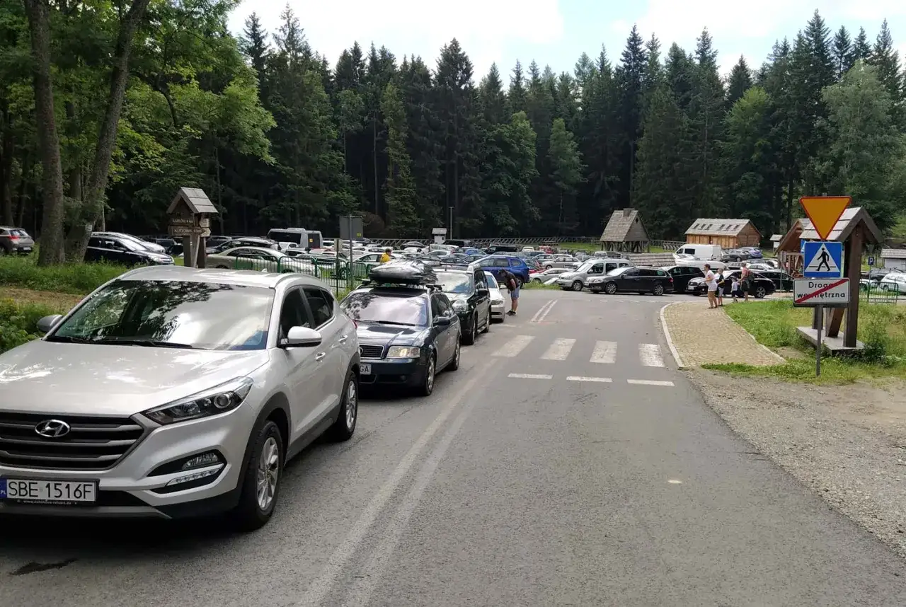 Zdjęcie Parking przy Błędnych Skałach: Wygodne miejsce na Twoją przygodę