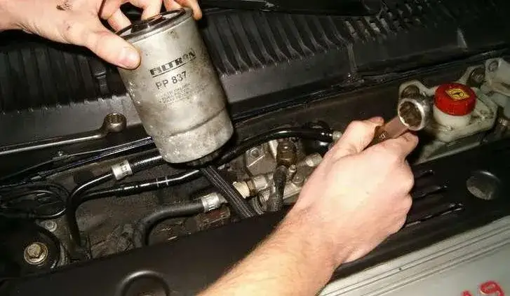 Zdjęcie Jak odpowietrzyć filtr paliwa diesel i uniknąć problemów z silnikiem