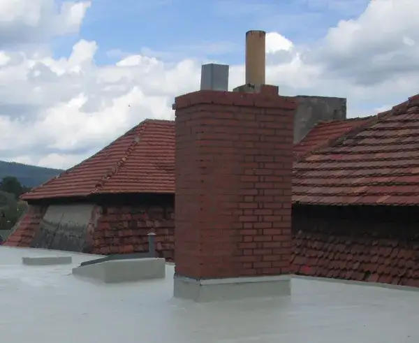 Zdjęcie Jak uszczelnić komin na dachu, aby uniknąć kosztownych przecieków