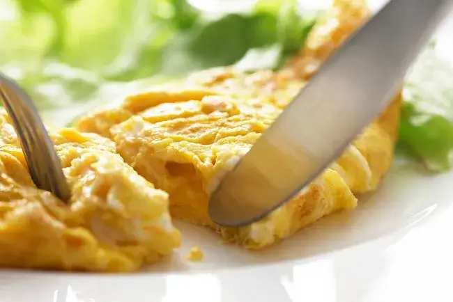 Zdjęcie Ile kcal ma omlet? Sprawdź, ile kalorii mogą mieć Twoje ulubione omlety