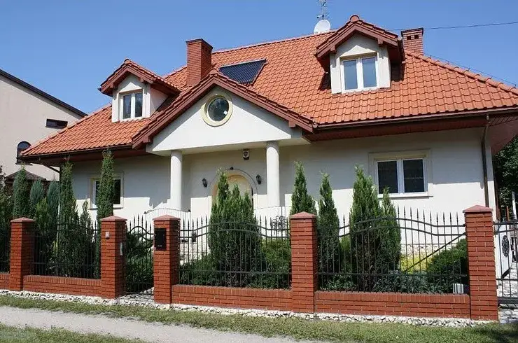 Zdjęcie Najlepsze elewacje do ceglanego dachu - inspiracje i porady