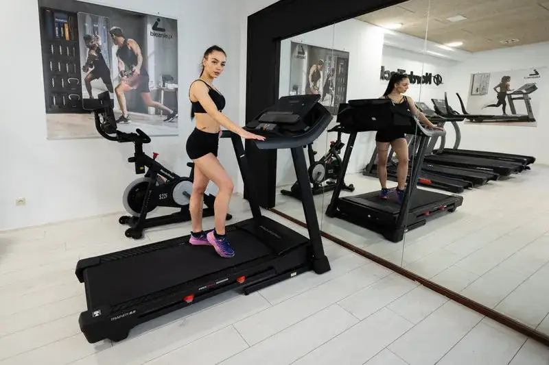 Zdjęcie Czy bieganie na bieżni jest zdrowe? Odkryj korzyści i ryzyka