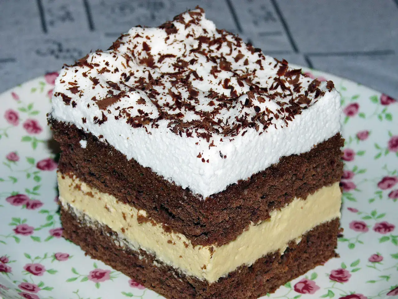 Zdjęcie Pyszne ciasto śniegowiec przepis – łatwy sposób na wyjątkowy deser