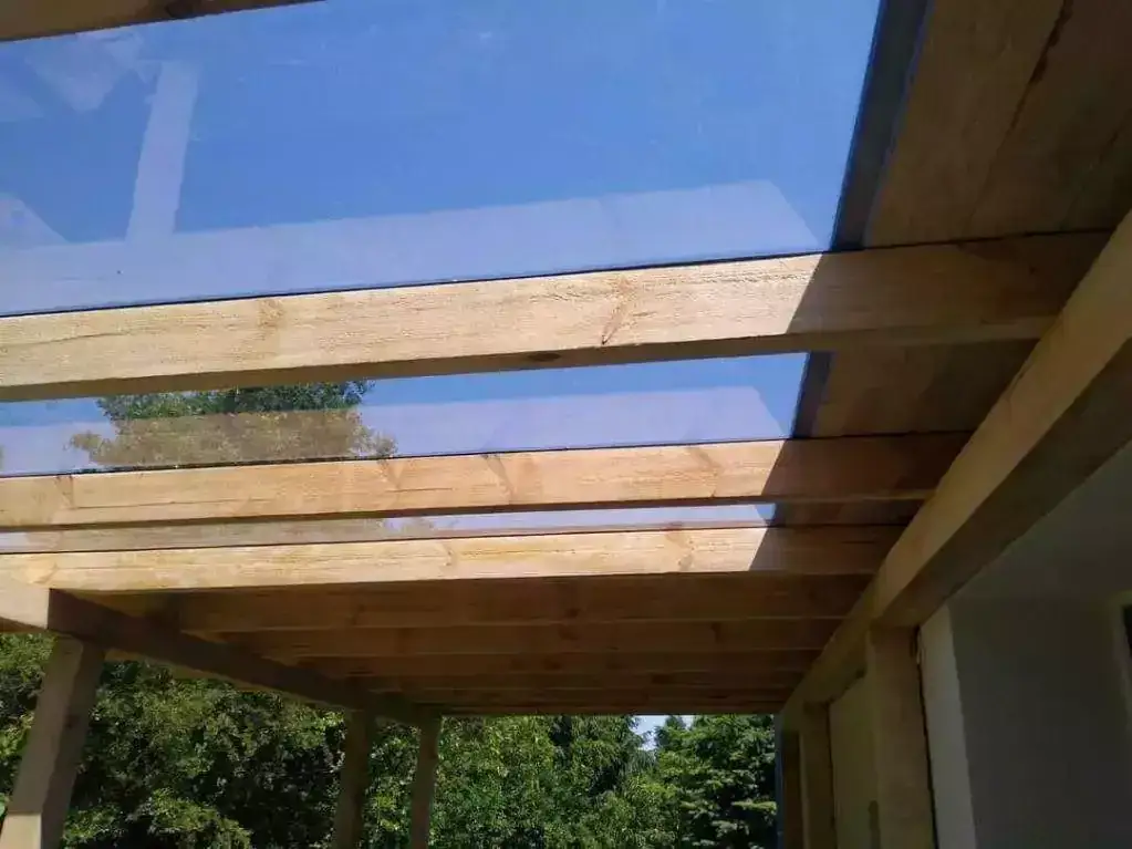 Zdjęcie Jak prawidłowo zamontować poliwęglan i która strona na zewnątrz