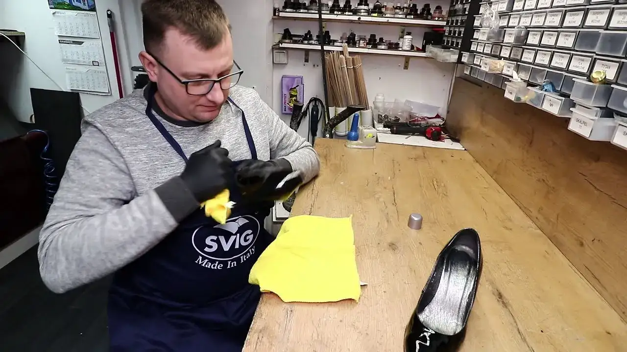 Zdjęcie Jak naprawić zdarte lakierowane buty? Sposoby na przywrócenie blasku