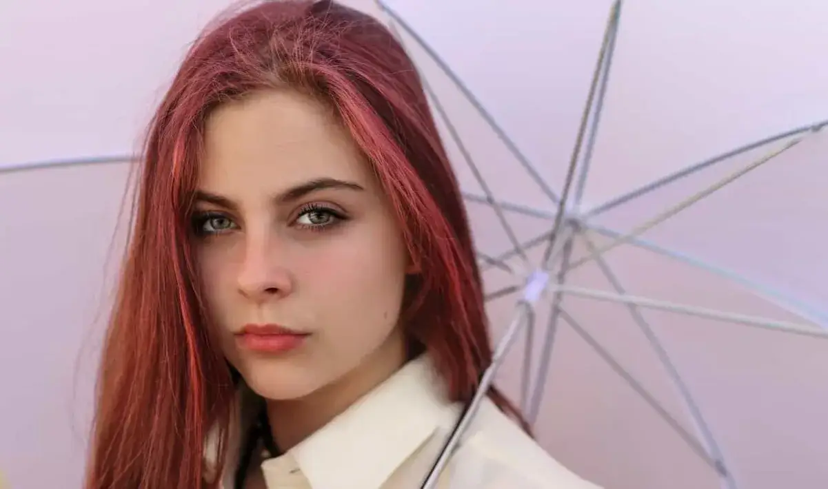 Zdjęcie Jaki makijaż do rudych włosów, aby podkreślić ich urodę?