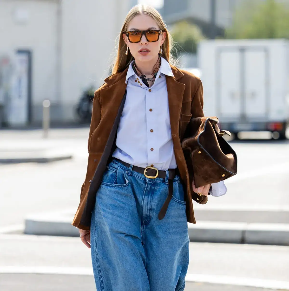 Zdjęcie Outfit con pantalones anchos mujer: ideas para lucir elegante y cómoda