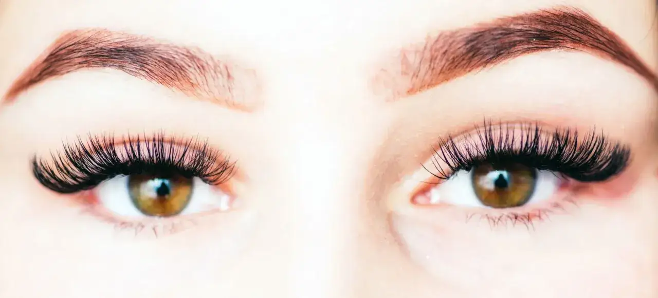 Zdjęcie Jak długo się trzymają kępki rzęs? Odkryj sekrety trwałości