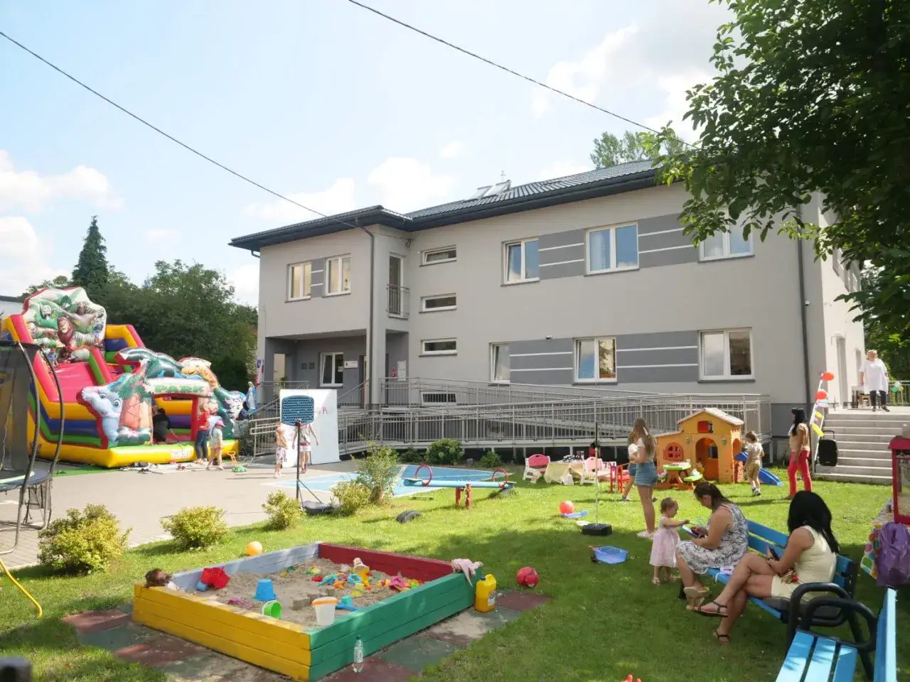 Zdjęcie Kto płaci za dom samotnej matki: kompletne zasady finansowania 2025