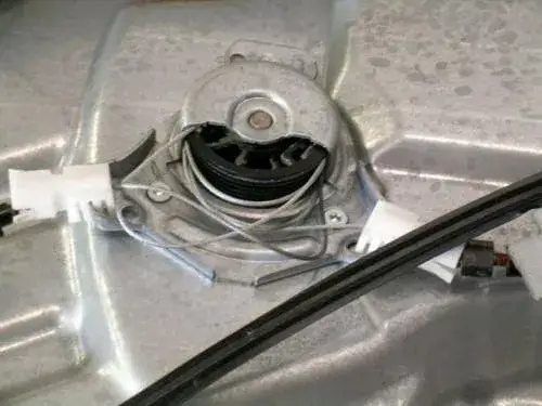 Zdjęcie Jak podnieść szybę elektryczną w samochodzie - proste kroki i porady