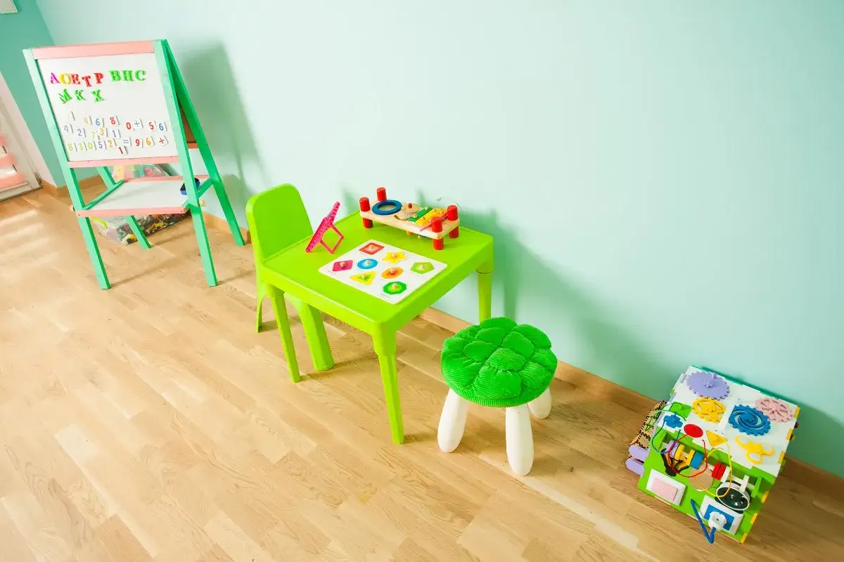 Zdjęcie Stolik edukacyjny czy warto kupić? Odkryj jego prawdziwe zalety