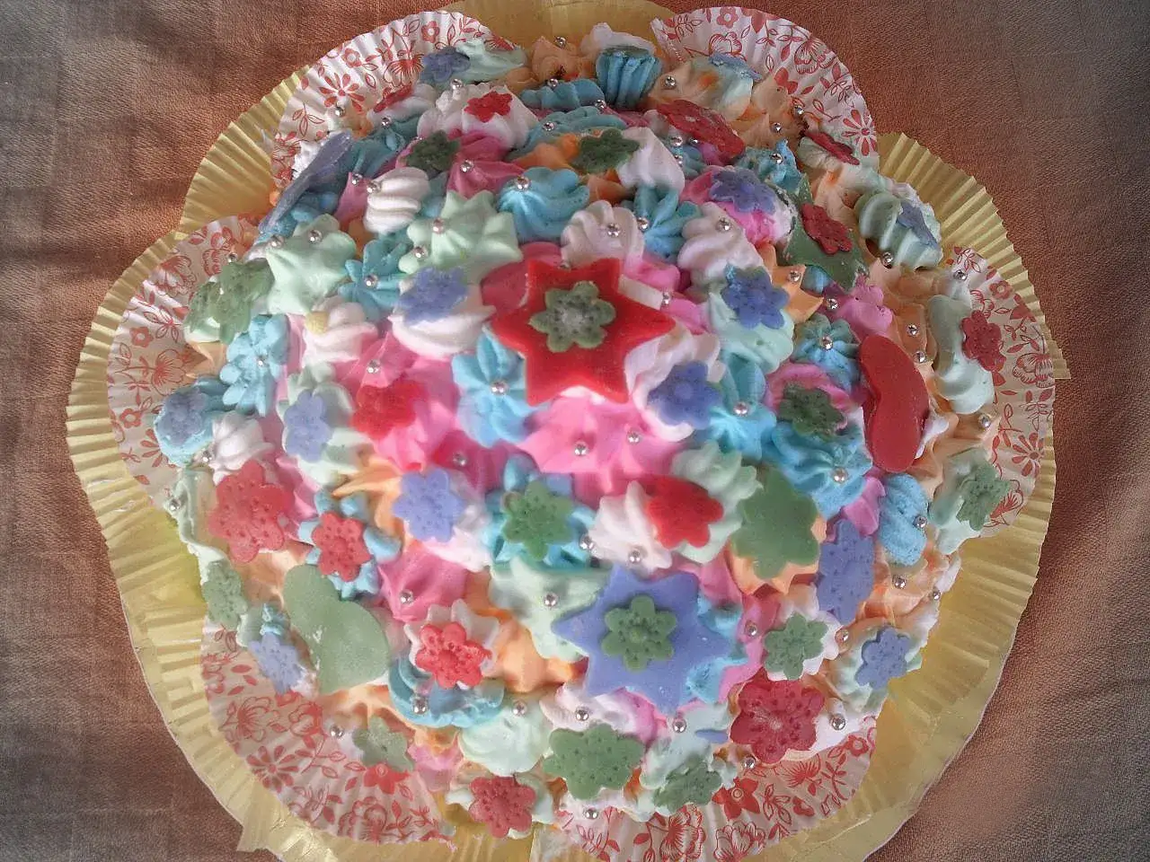 Zdjęcie Jak zrobić tort z muffinek - proste przepisy i kreatywne pomysły