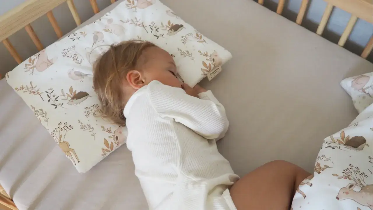 Zdjęcie Poduszka kształtująca główkę od kiedy? Kluczowe informacje dla rodziców