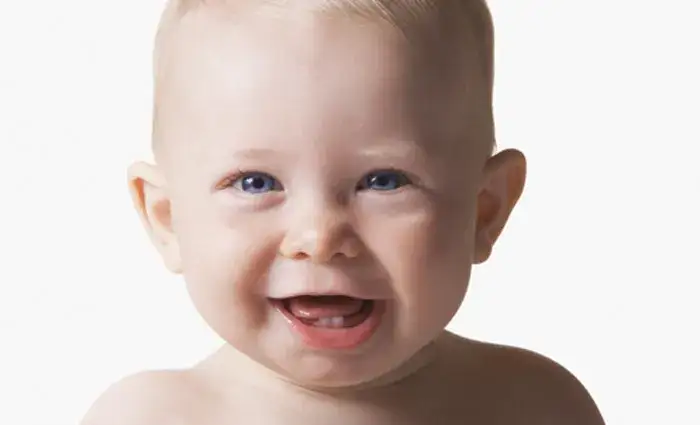Zdjęcie Kiedy wychodzą zęby 5 mleczne? Poznaj ważne informacje o teethingu