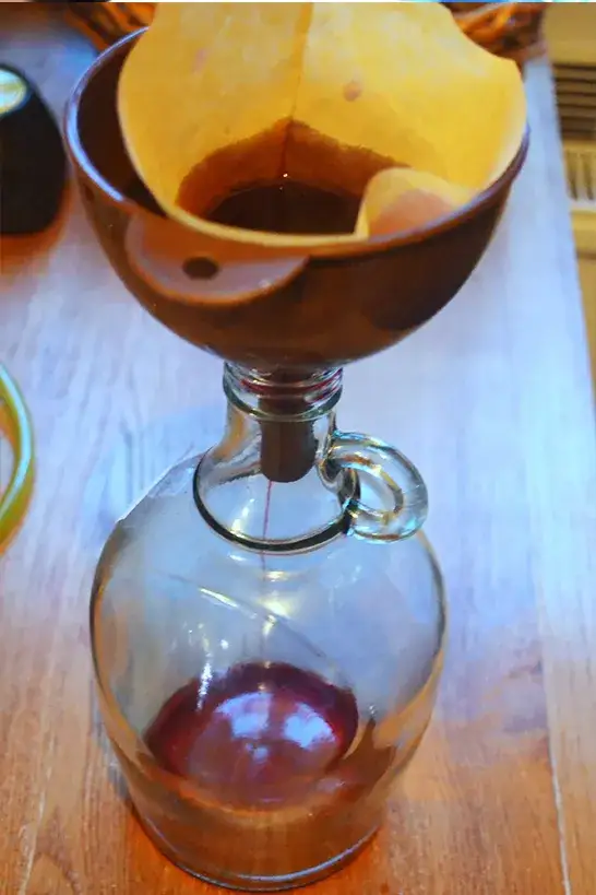 Zdjęcie Jak przefiltrować wino - proste metody na klarowność i smak