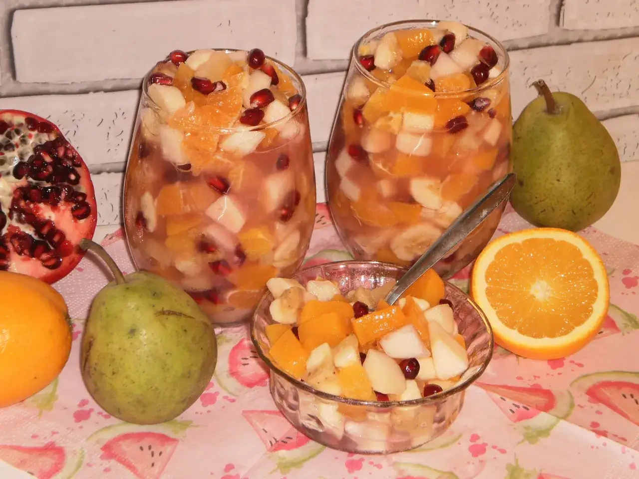 Zdjęcie Sałatka owocowa z granatem: Letni przysmak na każdą okazję