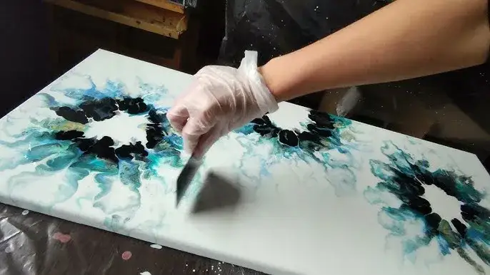 Zdjęcie Czy można malować po werniksie? Sprawdź, jak to zrobić skutecznie