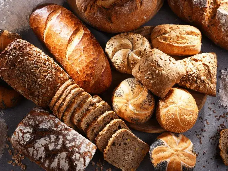 Zdjęcie Ile kalorii ma kromka chleba? Poznaj kaloryczność pieczywa