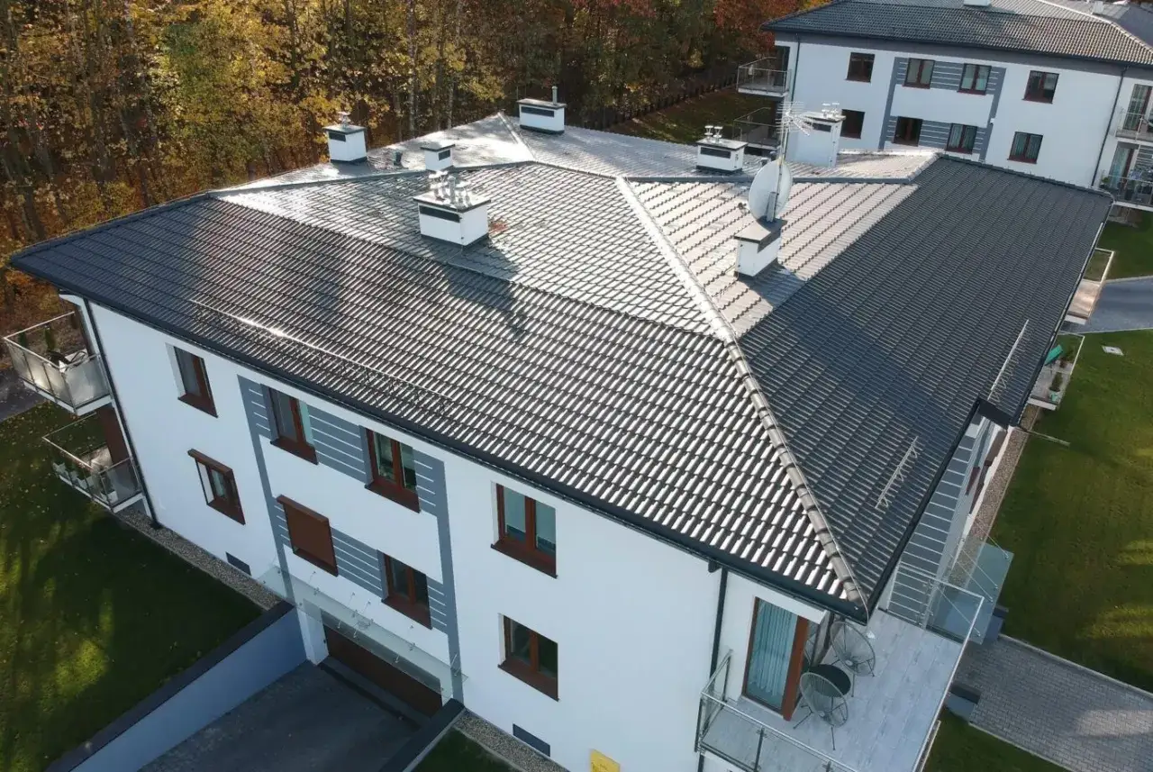 Zdjęcie Kto wyrabia płytki dla dekarza? Poznaj najlepszych producentów dachówek