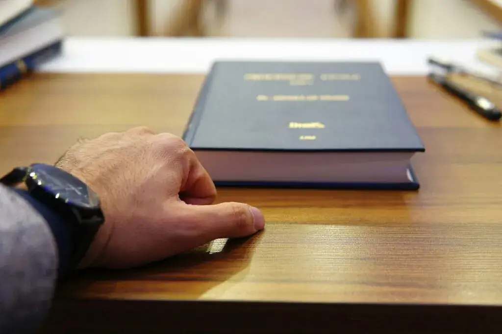 Zdjęcie Czy adwokat może bronić członka rodziny? Etyka i wyzwania prawne