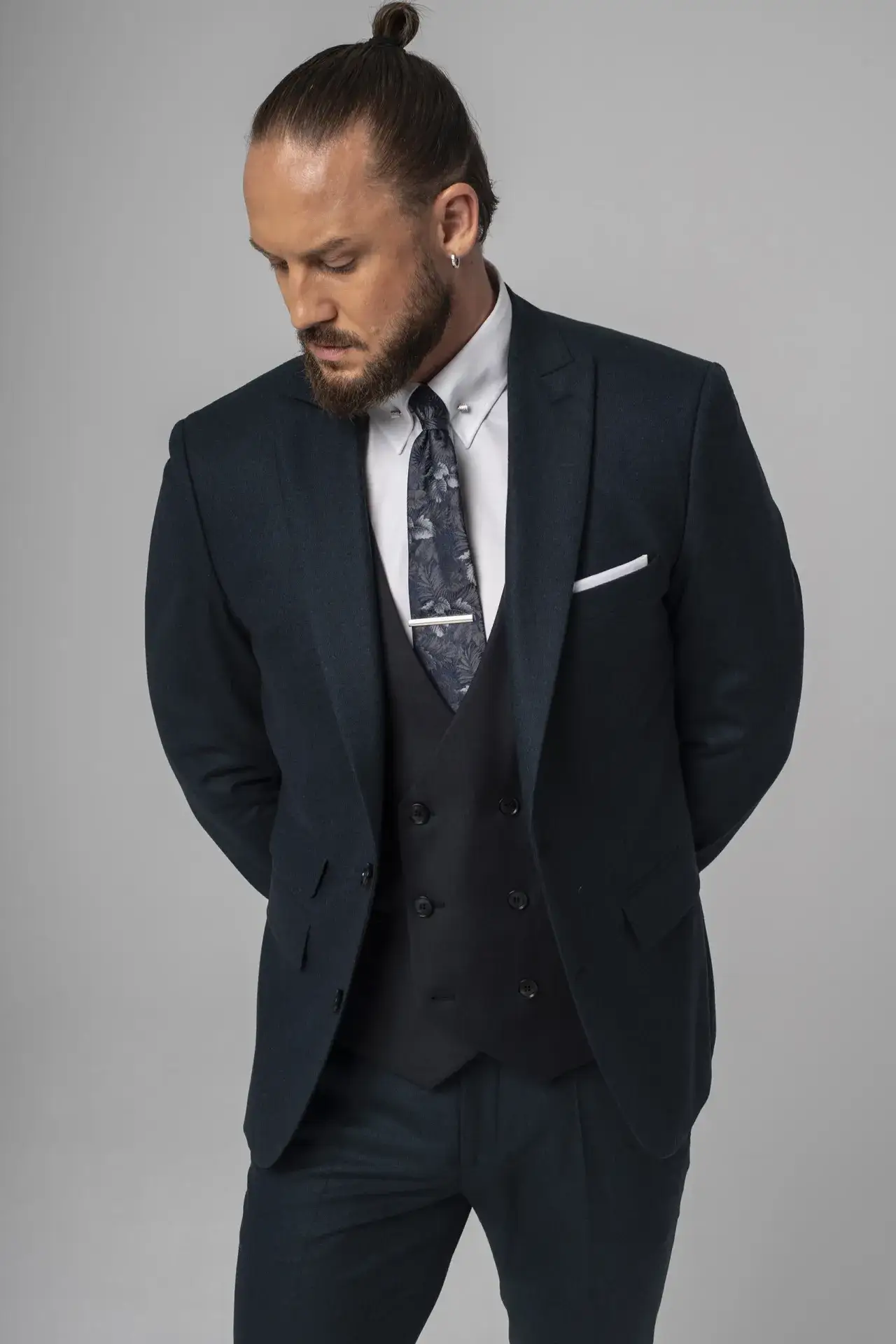 Zdjęcie Jak nosić szpilkę do krawata, aby uniknąć modowych faux pas