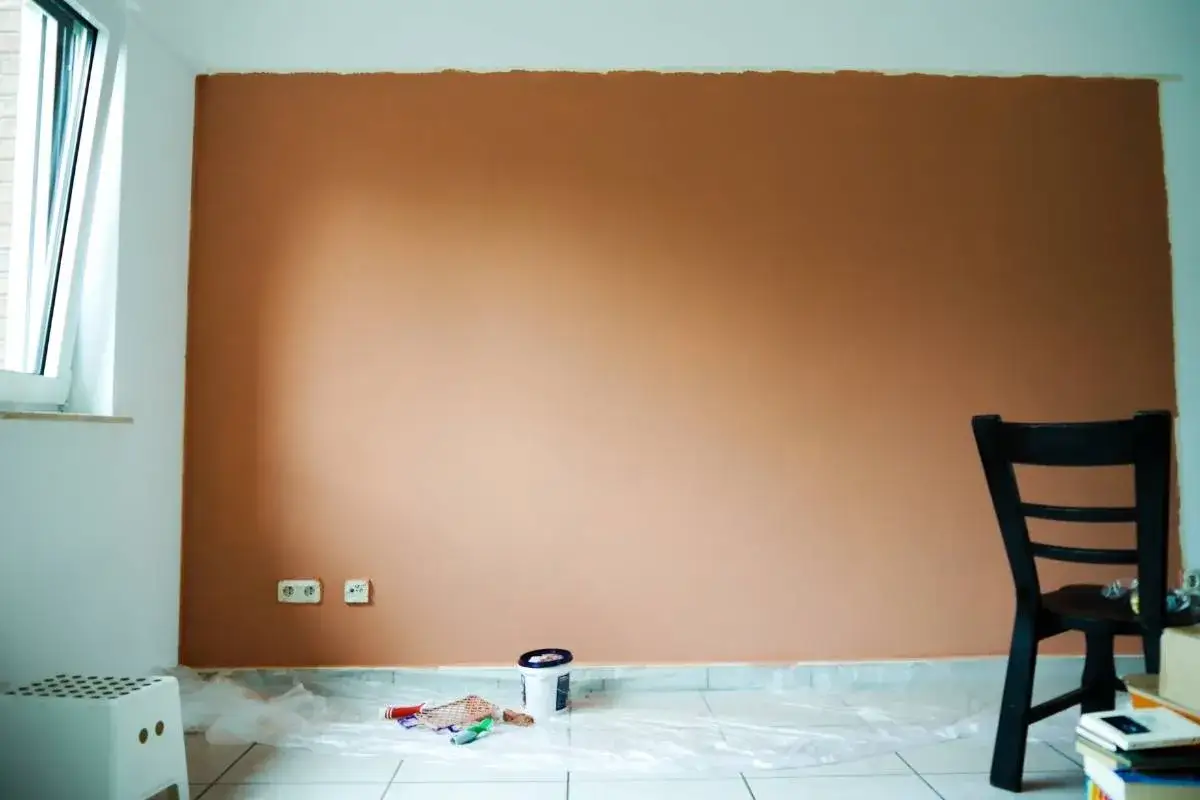 Zdjęcie Jak pomalować tynk dekoracyjny – uniknij najczęstszych błędów i zyskaj efekt!