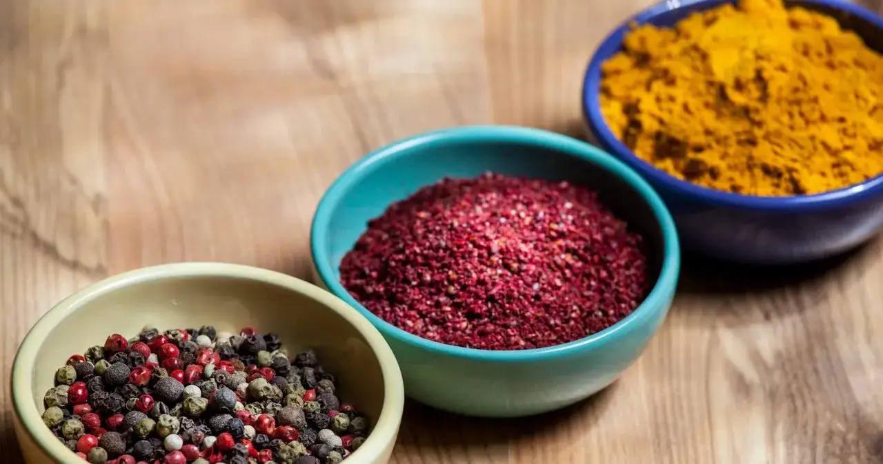 Zdjęcie Jak wykorzystać sumak przyprawa do czego w kuchni bliskowschodniej?